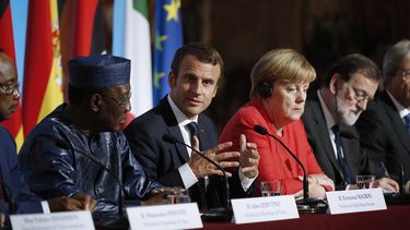 De izquierda a derecha, el presidente de Chad, Idriss Deby Itno; el presidente de Francia, Emmanuel Macron; la canciller alemana Angela Merkel, y el presidente del Gobierno español, Mariano Rajoy, vistos este lunes 28 de agosto de 2017, en el Palacio del Eliseo, en París, Francia.
