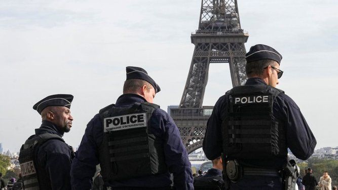 En foto del 17 de octubre del 2023, la policía cerca de la plaza Trocadero frente a la Torre Eiffel.