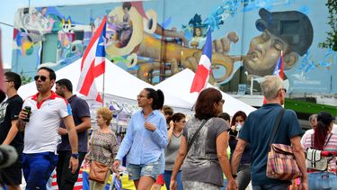 Cientos de personas caminan por el singular y turístico barrio de la calle ocho.