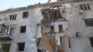 En esta imagen proporcionada por el Servicio Ucraniano de Emergencias, un bloque de apartamentos dañado se ve tras un ataque ruso con bombas planeadoras en Zaporiyia, Ucrania, el sábado 29 de septiembre de 2024.&nbsp;