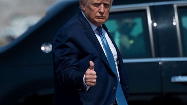 El presidente Donald Trump saluda antes de abordar el&nbsp;Air Force One en&nbsp;Yuma International Airport. Agosto 18 de 2020.