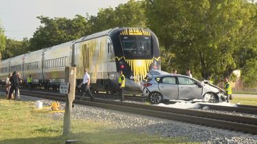 La conductora del automóvil salió del vehículo justo antes de que el tren arribara al lugar.