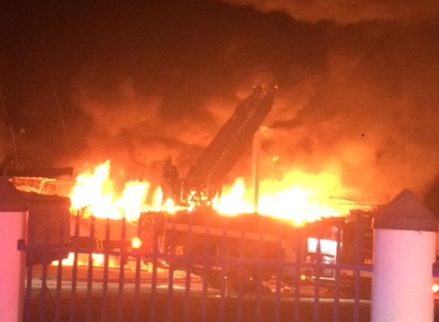 Debido a la magnitud del fuego, las autoridades de Key Largo cerraron el tráfico en la autopista US 1 durante varias horas.