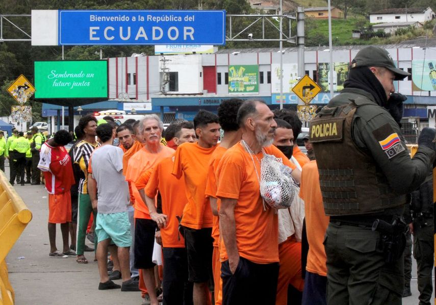 Reclusos hacen fila antes de ser deportados a Colombia en el puente internacional de Rumichaca, entre Tulcán, Ecuador, e Ipiales, Colombia, el 26 de julio de 2025.&nbsp;