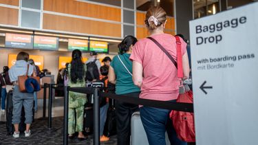 La gente espera en fila para registrarse antes de partir en el Aeropuerto Internacional Austin-Bergstrom.