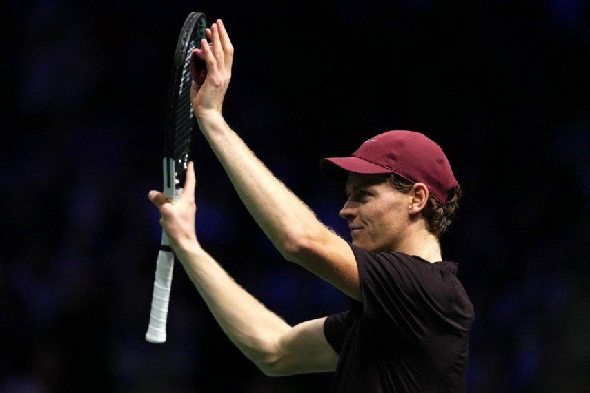 El italiano Jannik Sinner celebra su victoria contra el belga Zizou Bergs tras su partido de individuales masculinos en la tercera jornada del torneo de tenis ATP Masters 1000 de París, disputado en el Paris La Défense Arena de Nanterre, en las afueras de París, el 29 de octubre de 2025.&nbsp;