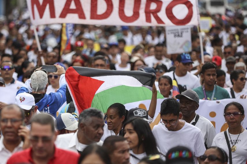 Una mujer ondea una bandera palestina durante una marcha en Caracas el 25 de junio de 2025.