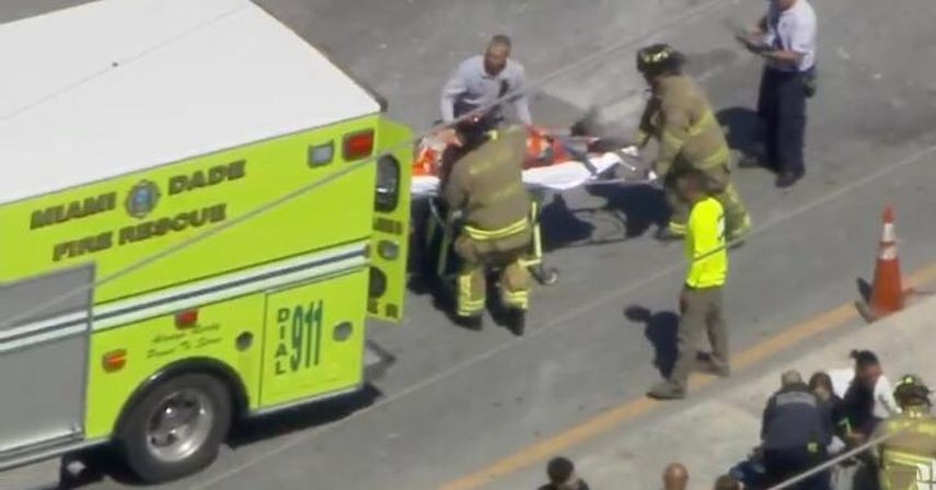 Persona es trasladada por los bomberos de Miami-Dade. (Archivo)
