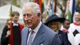 En esta imagen de archivo, tomada el nueve de marzo de 2020, el pr&iacute;ncipe Carlos de Inglaterra y Camila, duquesa de Cornualles (en el fondo), luego de asistir a la misa anual por el D&iacute;a de la Commonwealth, en la abad&iacute;a de Westminster, en Londres.