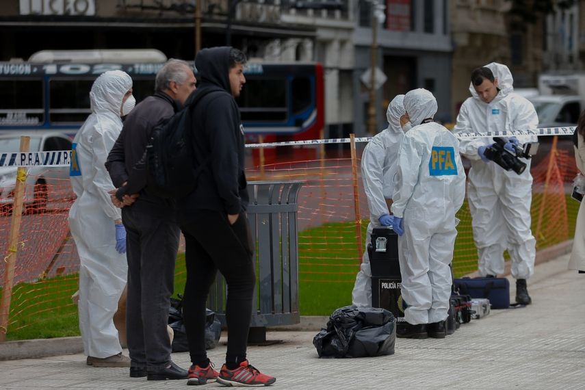 Miembros de la Policía Federal Argentina trabajan cerca del Congreso de la Nación, donde fue atacado el diputado argentino Héctor Olivares, de la Unión Cívica Radical (UCR), que forma parte del oficialismo.