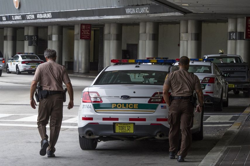 Policías recorren las Instalaciones del&nbsp;Aeropuerto&nbsp;Internacional de&nbsp;Miami que se mantuvo cerrado este lunes para evaluar los daños ocasionados por el paso del huracán Irma.&nbsp;