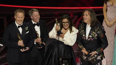 Jared Bush, Clark Spencer, Yvett Merino y Byron Howard, de izquierda a derecha, reciben el Óscar a la mejor cinta animada por Encanto el domingo 27 de marzo de 2022 en el Teatro Dolby en Los Ángeles.&nbsp;