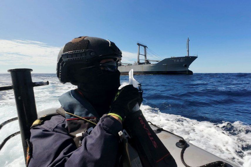 Un miembro de la Marina de Ecuador en una lancha rápida cerca del barco Hualcopo participa en Galapex III, un ejercicio marítimo con la participación de la Marina de varios países, en aguas internacionales del océano Pacífico cerca de Galápagos, Ecuador.