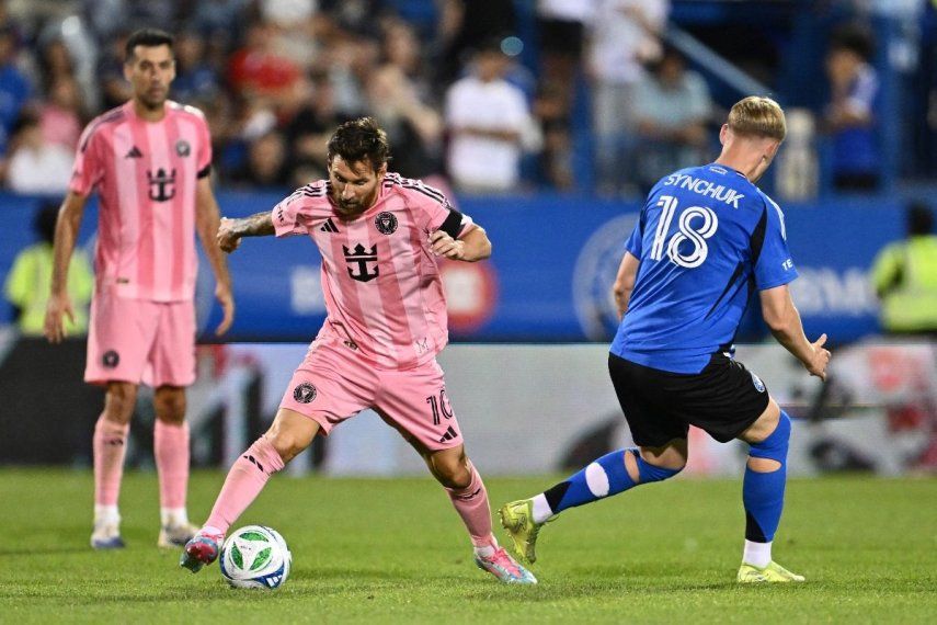 Lionel Messi #10 del Inter Miami CF controla el balón bajo la presión de Hennadii Synchuk #18 del CF Montréa durante el partido de la MLS entre el CF Montreal y el Inter Miami CF en el Estadio Saputo el 5 de julio de 2025 en Montreal, Quebec. Minas Panagiotakis/Getty Images/AFP&nbsp;