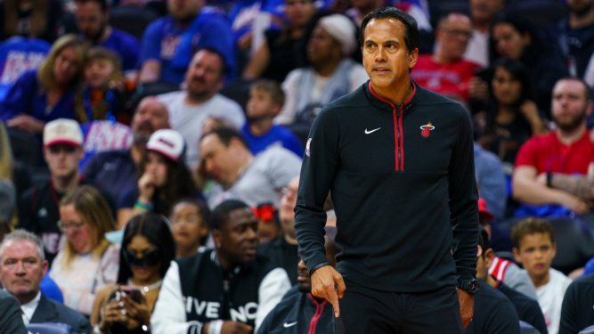 El entrenador en jefe del Heat de Miami, Erik Spoelstra, reacciona durante la primera mitad de un partido de baloncesto de la NBA contra los 76ers de Filadelfia, el jueves 6 de abril de 2023.