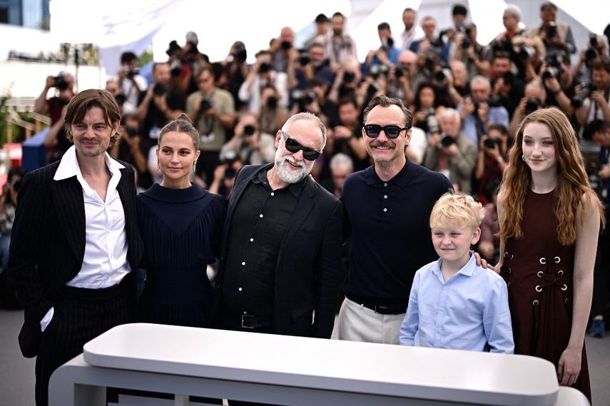 El actor británico Sam Riley, la actriz sueca Alicia Vikander, el director brasileño Karim Ainouz, el actor británico Jude Law, y la actriz británica Junia Rees posan durante una sesión fotográfica para la película "Firebrand" en la 76ª edición del Festival de Cine de Cannes en Cannes, sur de Francia, el 22 de mayo de 2023.