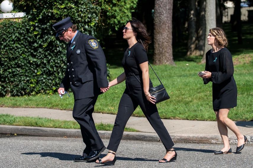 Tres personas llegan al funeral de Gabby Petito, una mujer cuyo cadáver fue hallado hace una semana en el estado de Wyoming, el domingo 26 de septiembre de 2021, en Holbrook, Nueva York.
