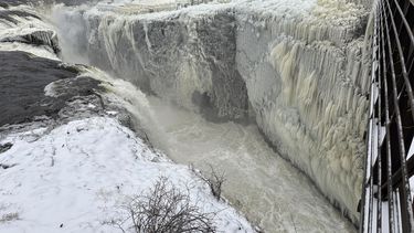 La bruma de Great Falls crea un paraíso helado en las cataratas de Paterson, Nueva Jersey, el 18 de enero de 2024.