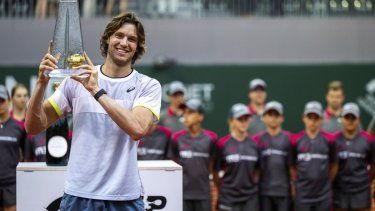 El chileno Nicolás Jarry posa con el trofeo tras vencer al búlgaro Grigor Dimitrov en la final del Abierto de Ginebra, el sábado 27 de mayo del 2023.