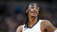Ja Morant, de los Grizzlies de Memphis sonríe durante el encuentro del viernes 3 de marzo de 2023, ante los Nuggets de Denver en un duelo de la NBA