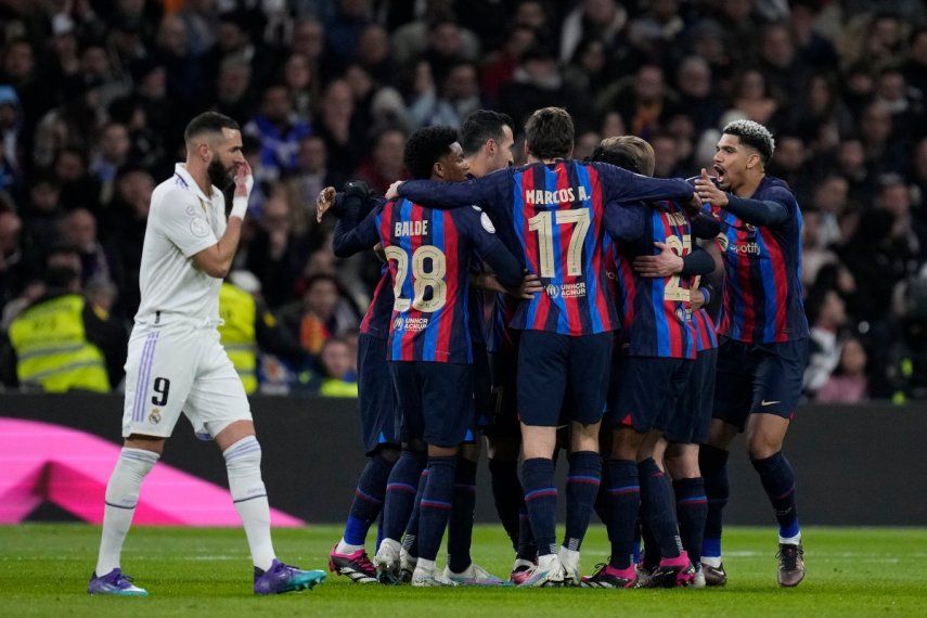 Los jugadores del Barcelona festejan un autogol del Real Madrid en la ida de las semifinales de la Copa del Rey, el jueves 2 de marzo de 2023.