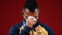 Luis Mosquera, medallista de plata de Colombia, reacciona mientras se para en el podio de la ceremonia de la victoria de la competencia de halterofilia masculina de 67 kg durante los Juegos Olímpicos de Tokio 2020 Luis Mosquera, medallista de plata de Colombia, reacciona mientras se para en el podio de la ceremonia de la victoria de la competencia de halterofilia masculina de 67 kg durante los Juegos Olímpicos de Tokio 2020