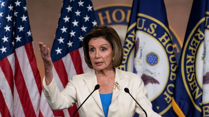 La presidenta de la Cámara de Representantes, Nancy Pelosi, habla en conferencia de prensa en el Capitolio, en Washington.