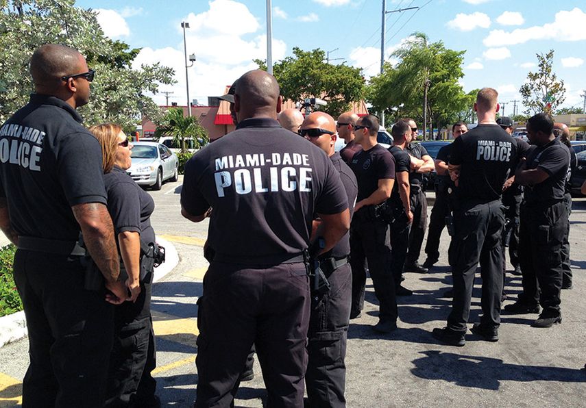 Un grupo de agentes del orden de Miami-Dade se dispone a realizar una detención, tras la orden de captura emitida por un juez. (JOSÉ PERNALETE)