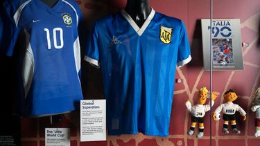 La camiseta usada por el futbolista argentino Diego Maradona en cuartos de final del Mundial 1986 contra Inglaterra está exhibida en el Museo Nacional de Fútbol en Manchester, Inglaterra, 26 de noviembre de 2020. La camiseta que usó Diego Maradona cuando anotó el controvertido gol de la “mano de Dios” _y luego el mejor gol de la historia de los mundiales_ contra Inglaterra en el Mundial de 1986 está en venta, y la subastadora Sothebys estima que recaudará más de 4 millones de libras ($5,2 millones) en una subasta online que comienza el 20 de abril