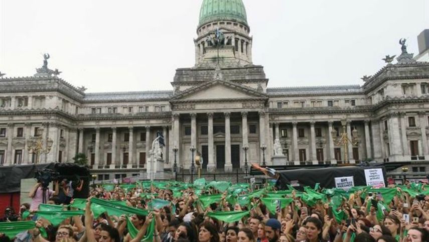 Cientos de argentinos manifieta a favor de la legalización del aborto.&nbsp;