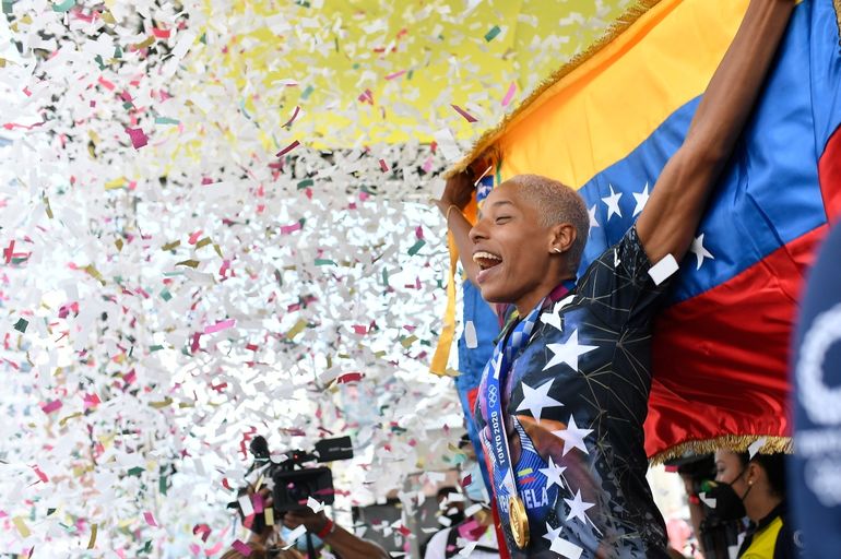 La ganadora a la medalla de oro olímpica Yulimar Rojas celebra junto a sus seguidores y familiares en la ciudad de Caracas