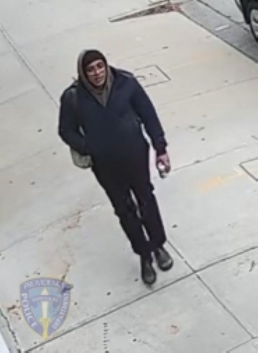 La policía pide la ayuda del público para identificar y hablar con la persona que se muestra en esta foto, que estaba cerca de la persona de interés por el atentado en la Universidad de Brown.