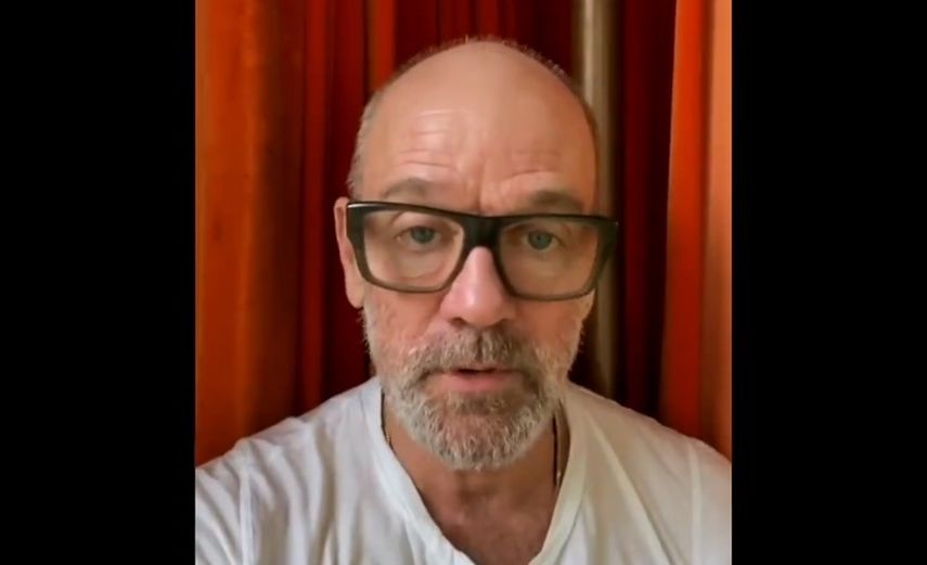 Michael Stipe canta Its the end of the world as we know it (and I feel fine).