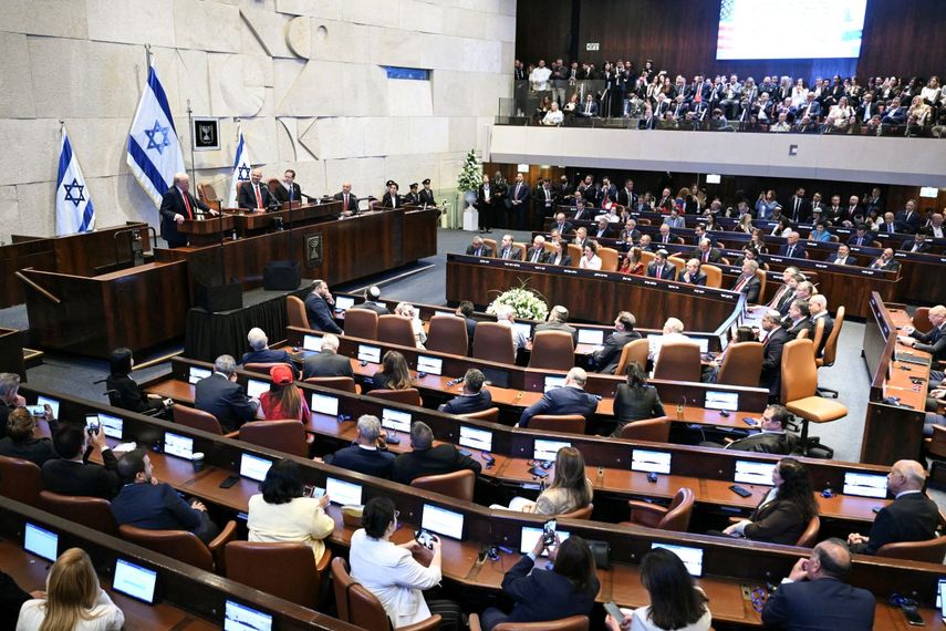El presidente de Estados Unidos, Donald Trump (izq.), se dirige al parlamento israelí, la Knesset, en Jerusalén, el 13 de octubre de 2025.