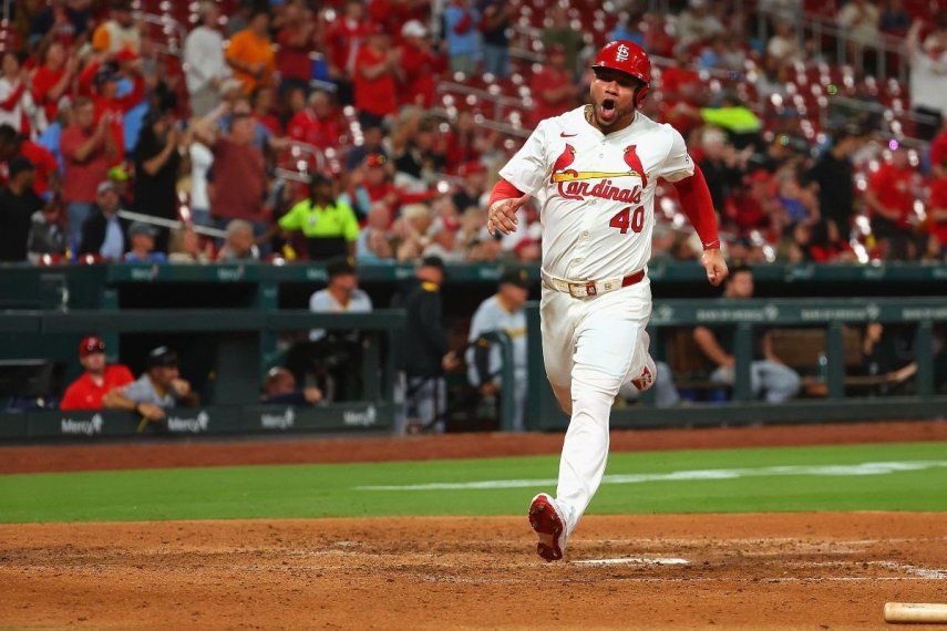 El venezolano Willson Contreras, de los Cardenales de San Luis en las Grandes Ligas, anota una carrera en un juego, el 25 de agosto de 2025.