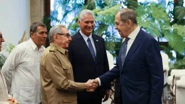 El canciller ruso Serguei Lavrov saluda al dictador Raúl Castro, al lado el designado gobernante Miguel Díaz-Canel.