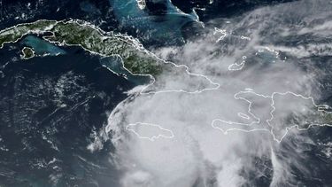 Esta imagen satelital de GOES-East Geo Color tomada el miércoles 3 de julio de 2024 a la 1:20 p.m. (hora del Este) y proporcionada por la Oficina Nacional de Administración Oceánica y Atmosférica de Estados Unidos (NOAA por sus siglas en inglés) muestra al huracán Beryl mientras avanza hacia Jamaica.