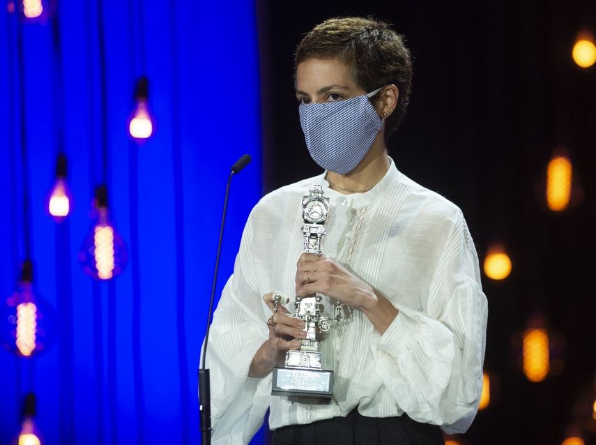 La directora georgiana Dea Kulumbegashvili recibe la Concha de Plata al mejor director por la pel&iacute;cula Dasatskisi / Begining durante la ceremonia de clausura del 68 Festival de Cine de San Sebasti&aacute;n en la ciudad vasca de San Sebasti&aacute;n, en el norte de Espa&ntilde;a, el 26 de septiembre. 2020.