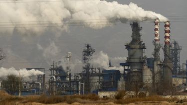 En esta imagen de archivo del 28 de noviembre de 2019, humo y vapor salen de una planta de procesamiento de carbón en Hejin, en la provincia china de Shanxi.