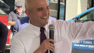 El concejal Jesús Tundidor, candidato a la alcaldía de Hialeah,&nbsp; en campaña.&nbsp;