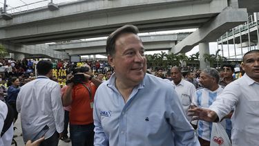 En esta foto de archivo del 25 de abril de 2019, el entonces presidente panameño Juan Carlos Varela asiste a la ceremonia de inauguración de la línea 2 del metro en Panamá. 