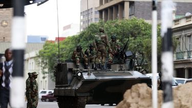 Soldados subidos en un vehículo armado patrullan una calle de Harare,&nbsp;Zimbabue, hoy 16 de noviembre de 2017.&nbsp;&nbsp;
