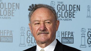 El actor Gene Hackman sostiene el premio Cecile B. DeMille en la 60ª edición de los Globos de Oro, el 19 de enero de 2003, en Beverly Hills, California.