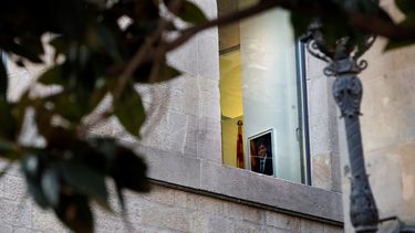 Una fotografía de Carles&nbsp;Puigdemont, cesado por el Gobierno como presidente catalán, colgada en uno de los despachos del Palau de la Generalitat.