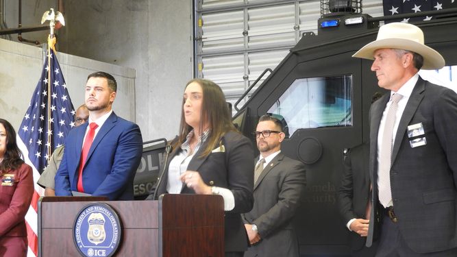 La subdirectora de ICE, Madison Sheahanel, junto al comisionado de FDLE, Mark Glass y Anthony Coker, State Board of Immigration Enforcement.