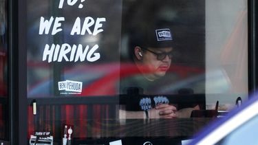 Un anuncio de un puesto vacante es exhibido en la ventana de un restaurante en Schaumburg, Illinois.