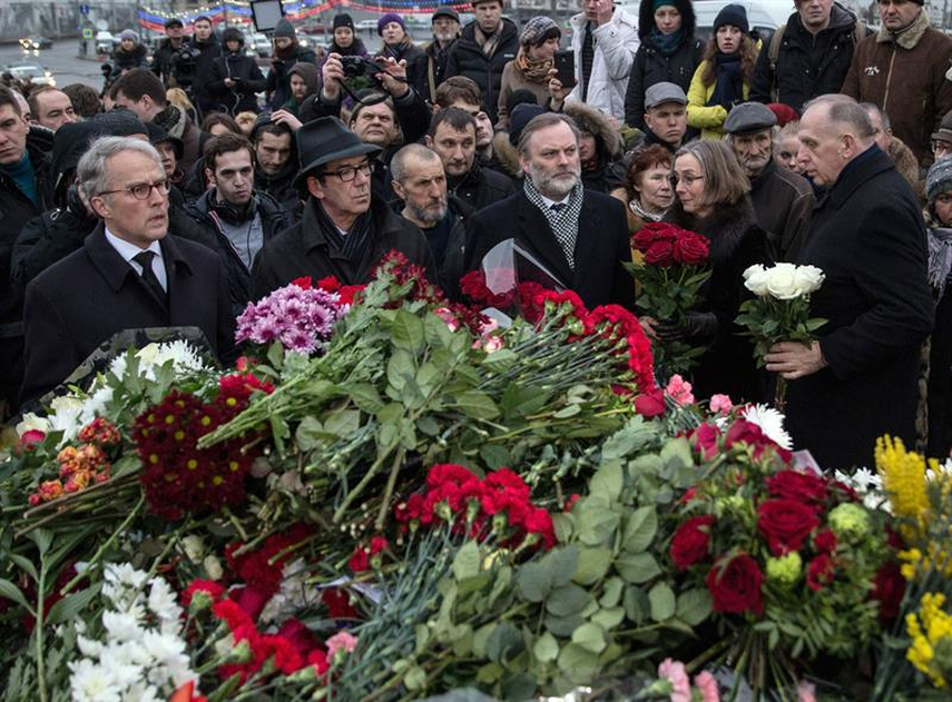 Un grupo de embajadores europeos visita el lugar donde fue asesinado el opositor ruso, en Moscú. (Foto: EFE)