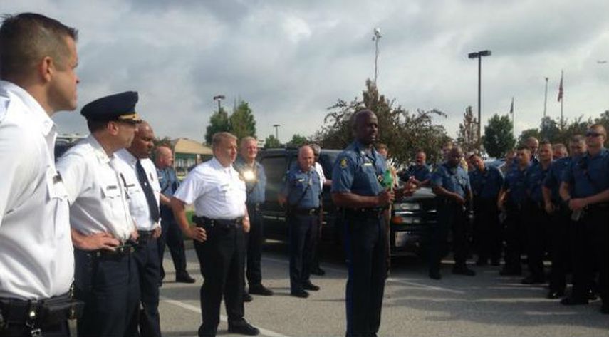 En la gráfica el jefe del departamento de policía de San Luis Sam Dotson con sus oficiales, preparándose para otra noche de trabajo en Ferguson, Missouri ( Foto @ChiefSLMP)