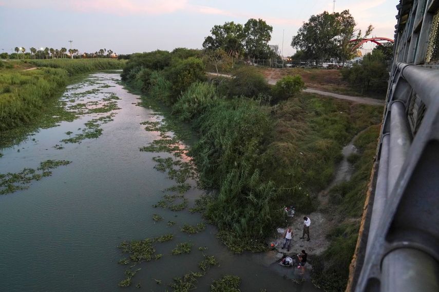 Solicitantes de asilo lavan su ropa en el r&iacute;o Bravo, cerca del puente internacional Gateway, en Matamoros, M&eacute;xico. Fotograf&iacute;a del 30 de agosto de 2019.