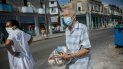 Un cubano lleva entre sus manos una ración mensual de alimentos.